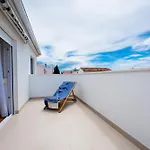Spacious Chic 아파트