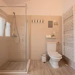 Spacious Chic 아파트