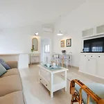 Spacious Chic 아파트