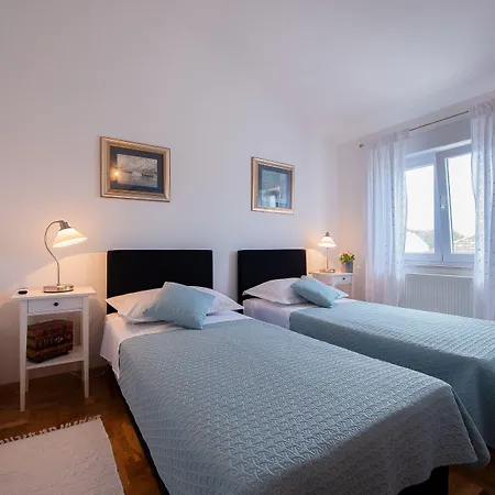 Spacious Chic Apartman Zára